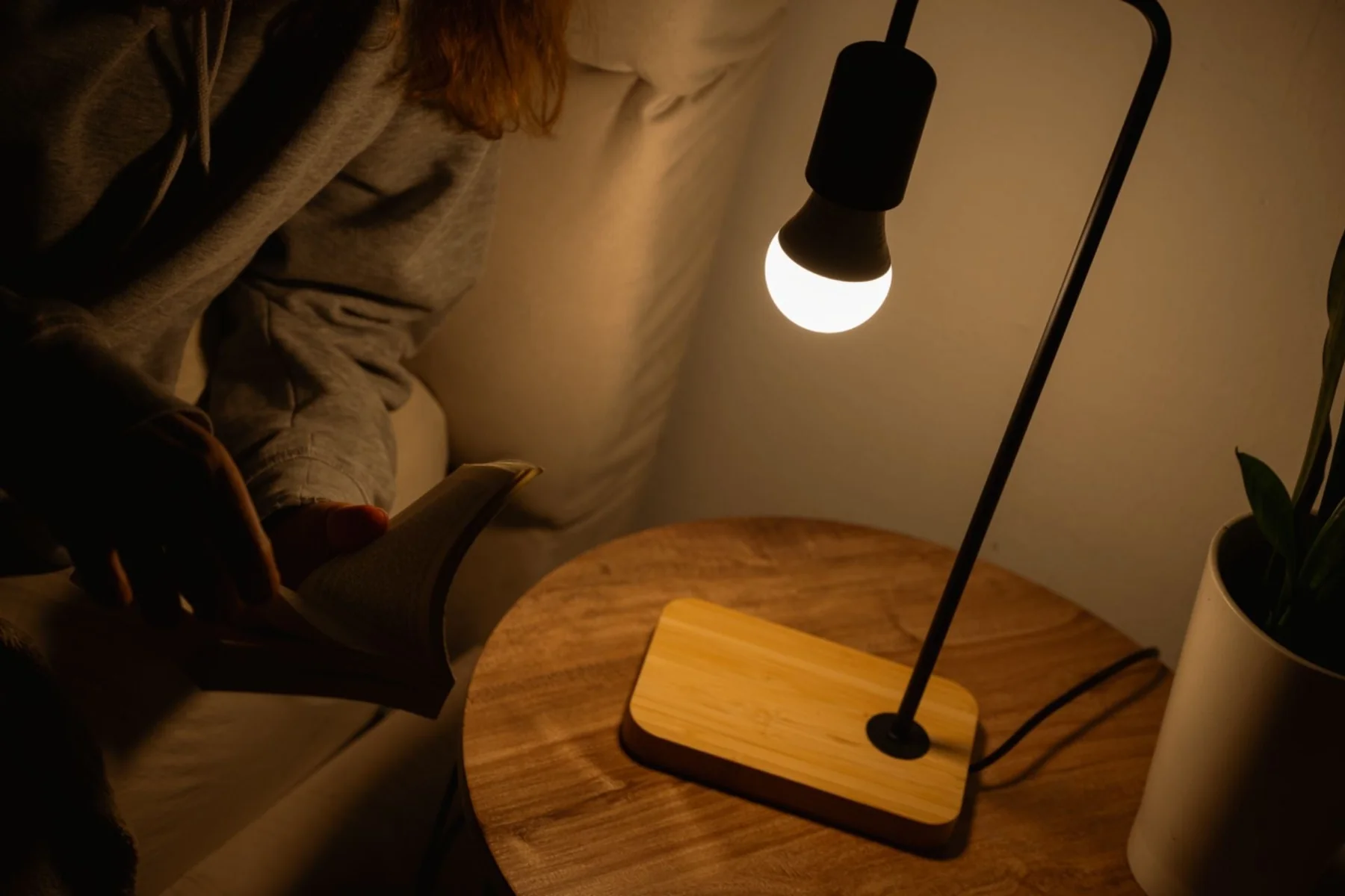 Shelly_Duo_Bulb_-_Use_Case_2_-_Cozy_Ambiance_for_Every_Occasion